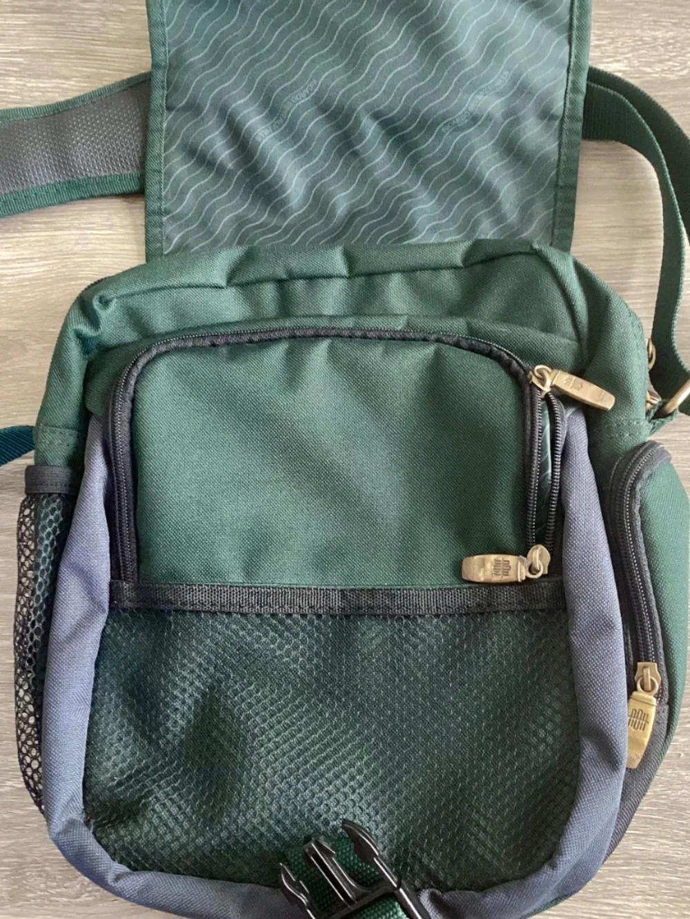 Ricardo Beverly Hills Men’s travel bag cross body carry on Green Buckle Pockets